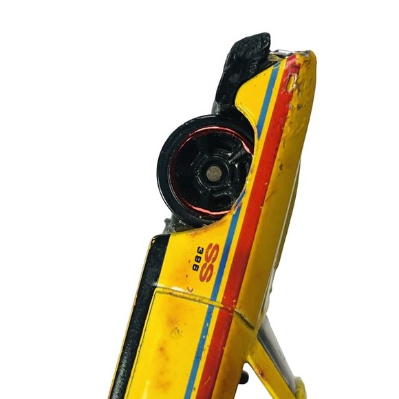 HOT WHEELS MUSCLE 1969 CHEVELLE SS 396 YELLOW Redline On Rims Coupe - Picture 13 of 13